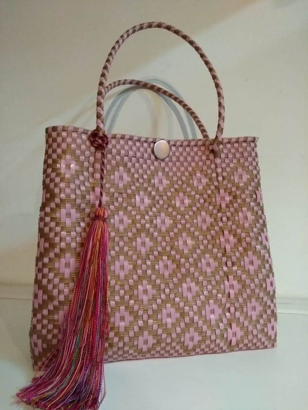 Bolsa para mujer tejida en plastico con grecas rosas y cafes 