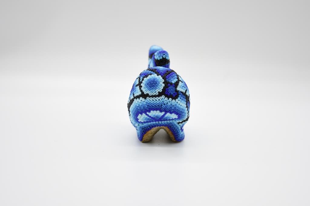 Ballena de arte huichol en chaquira azul sobre madera 