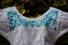 Blusa blanca para niña bordada a mano con flores azules