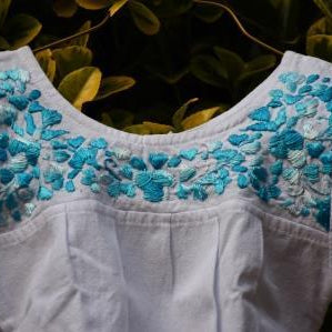 Blusa blanca para niña bordada a mano con flores azules