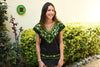Blusa negra para mujer con flores verdes bordadas a mano 