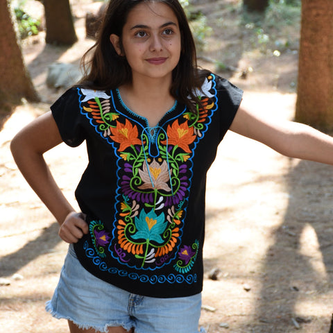 Blusa para mujer negra de manga corta con bordado de flores 