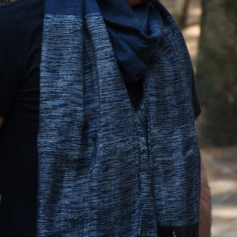 Bufanda artesanal moderna azul tejida en telar de cintura