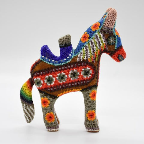 Caballo de arte huichol en chaquiras multicolores sobre madera 