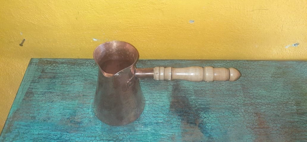 Cafetera de cobre martillada a mano con mango de madera 