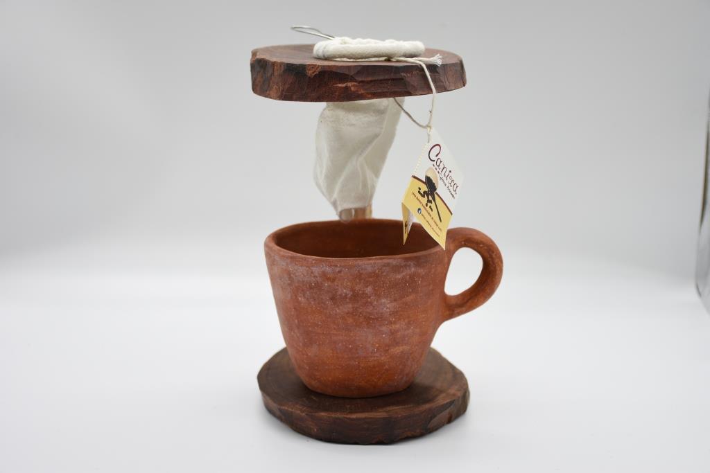 Cafetera rustica con base de madera y taza de barro, hecha a mano  