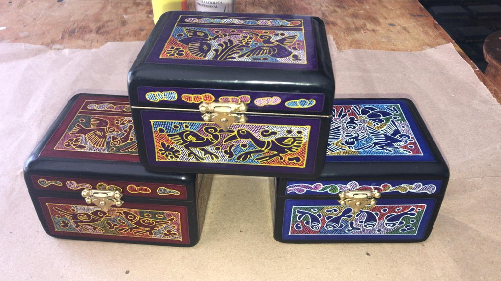 Caja de Olinala rectangular pintada a mano en varios colores 