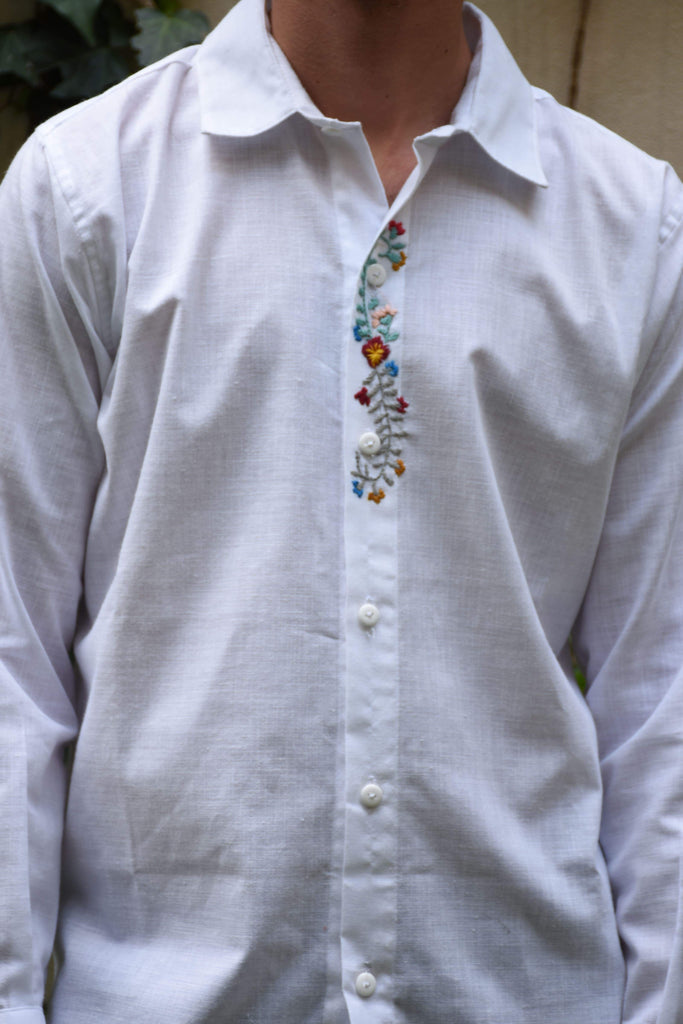 Camisa para hombre blanca con tira bordada al centro en flores de colores