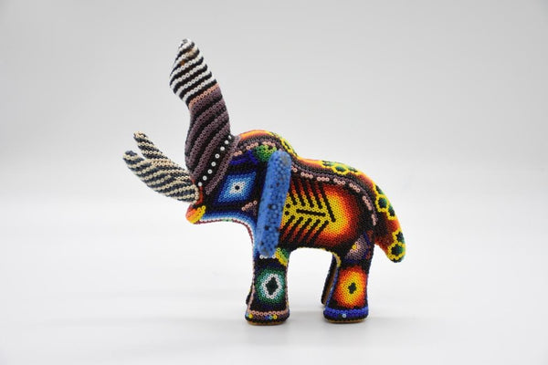 Elefante de arte huichol en chaquira multicolor sobre madera 