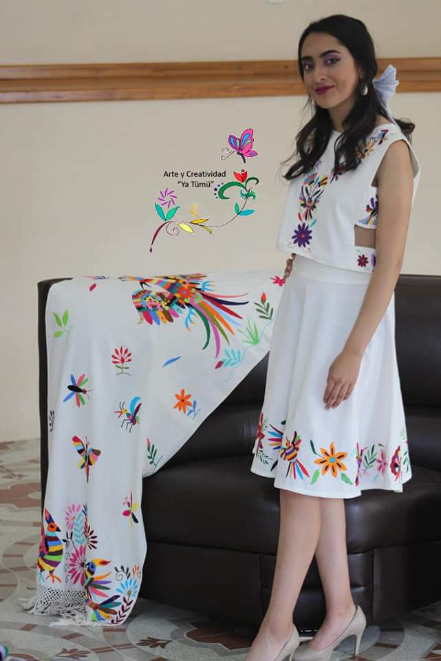 Falda y crop de lino blanco con bordado de colores a mano estilo Tenango 