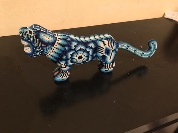 Jaguar huichol con chaquiras en tonos azules 