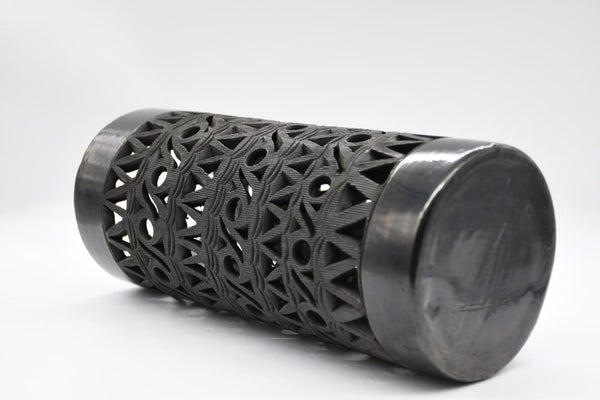 Jarrón de barro negro cilindrico con formas caladas