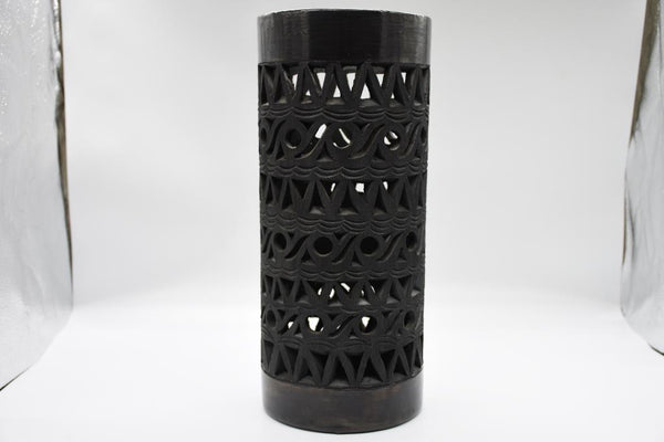 Jarrón de barro negro cilindrico con formas caladas
