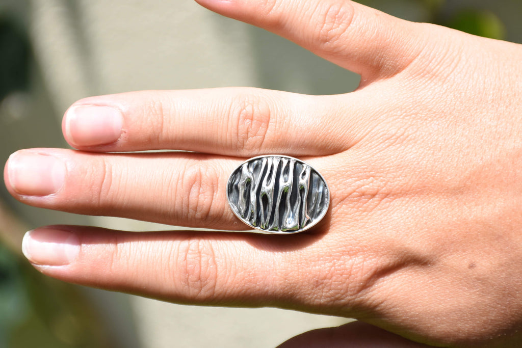 Juego de aretes, dije y anillo ajustable de plata artesanal mexicana ovalados corrugados 