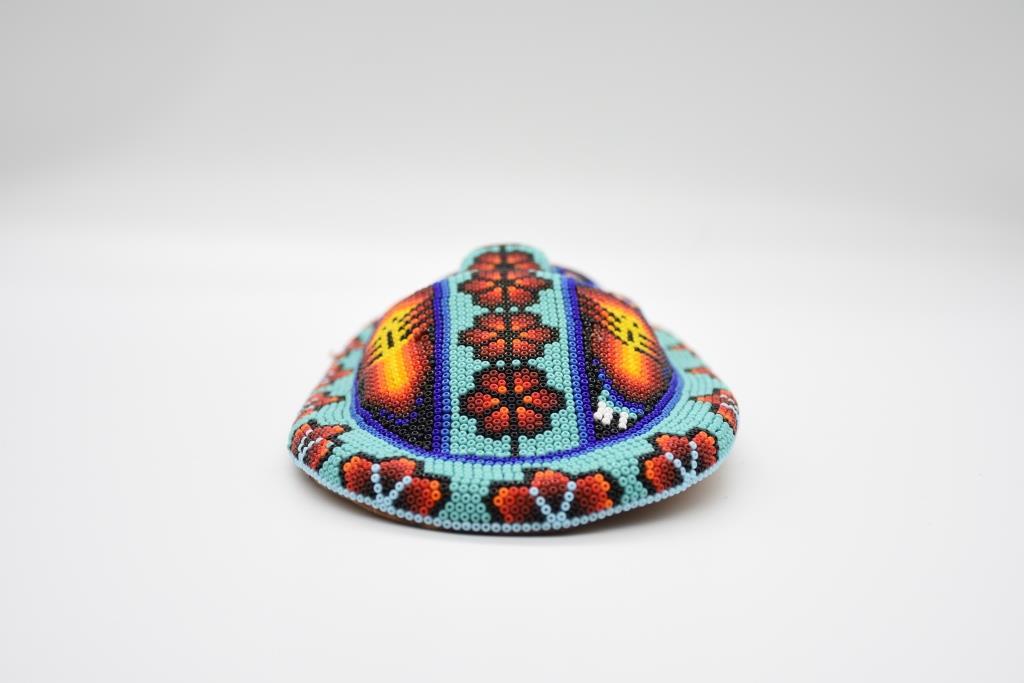 Mascara de arte huichol en chaquira turquesa y multicolores sobre madera  