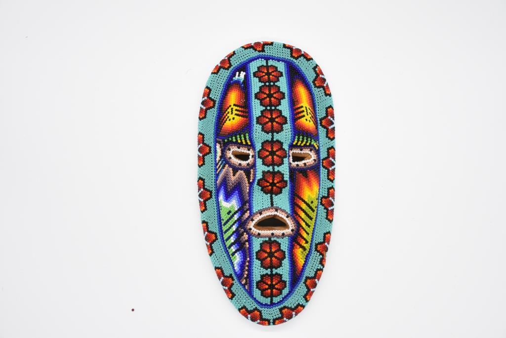 Mascara de arte huichol en chaquira turquesa y multicolores sobre madera  