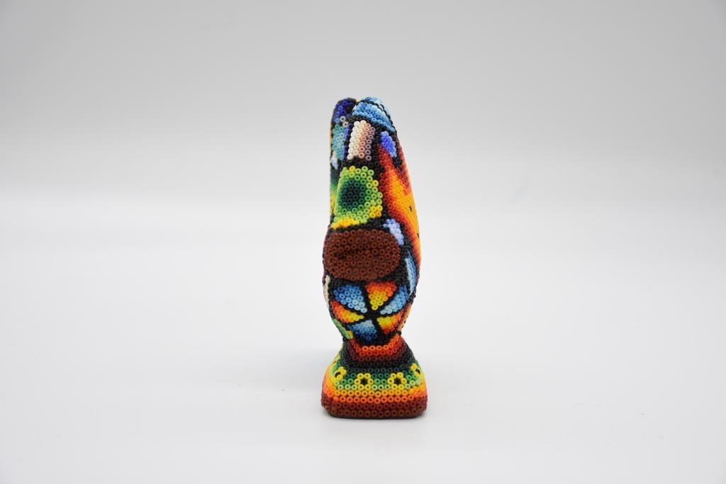 Pez vela de arte huichol en chaquira multicolor sobre madera  