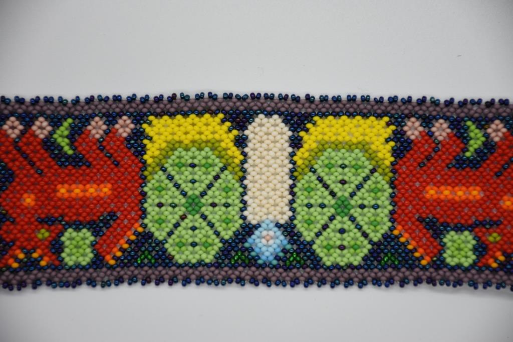 Pulsera de arte huichol en chaquiras multicolor con venados y peyote