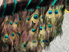 Rebozo artesanal cafe con lineas verdes y plumas de pavorreal decorando las puntas