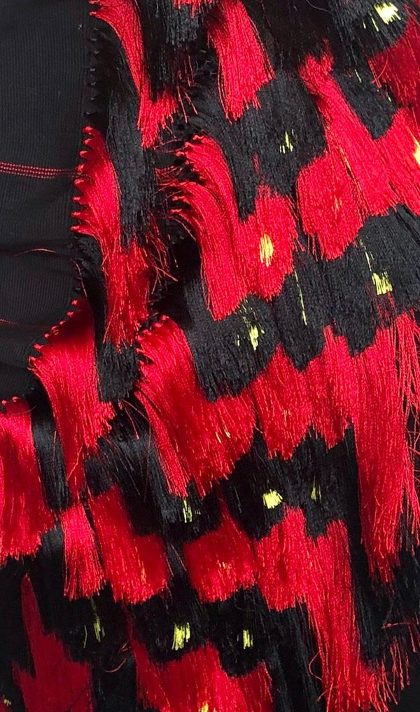 Rebozo artesanal negro con flecos rojos y negros decorando las puntas 