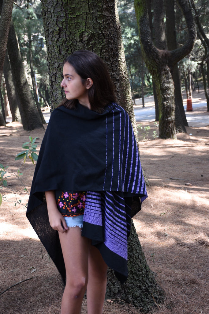 Ruana artesanal moderna unisex negra con morado tejida en telar 