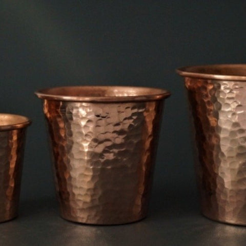 Vaso de cobre moderno martillado a mano 