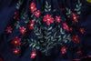 Vestido bordado a mano para niña negro con flores rojas 