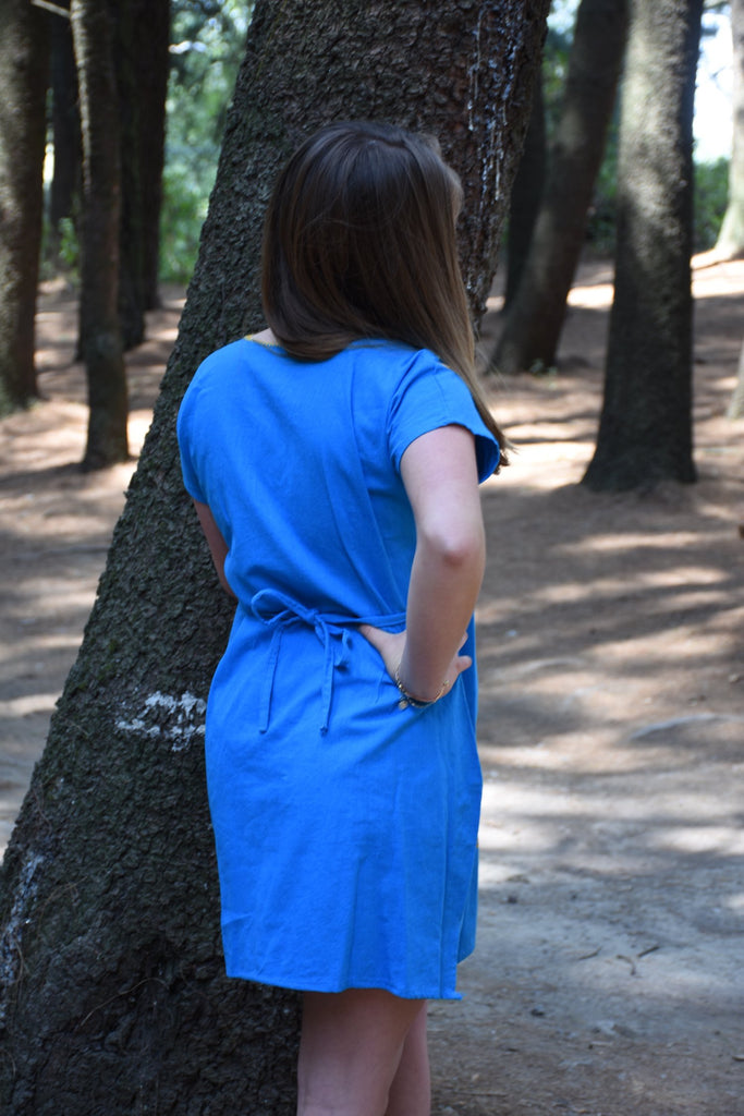 Vestido para mujer azul de manga corta ajustable a la cintura con flores bordadas a mano 