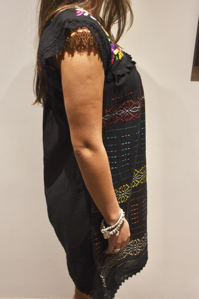 Vestido para mujer tejido en telar de cintura negro con lineas de colores 
