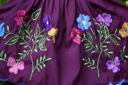 Vestido para niña morado bordado a mano con flores de colores 