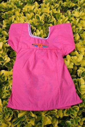 Vestido para niña rosa bordado a mano con flores de colores 